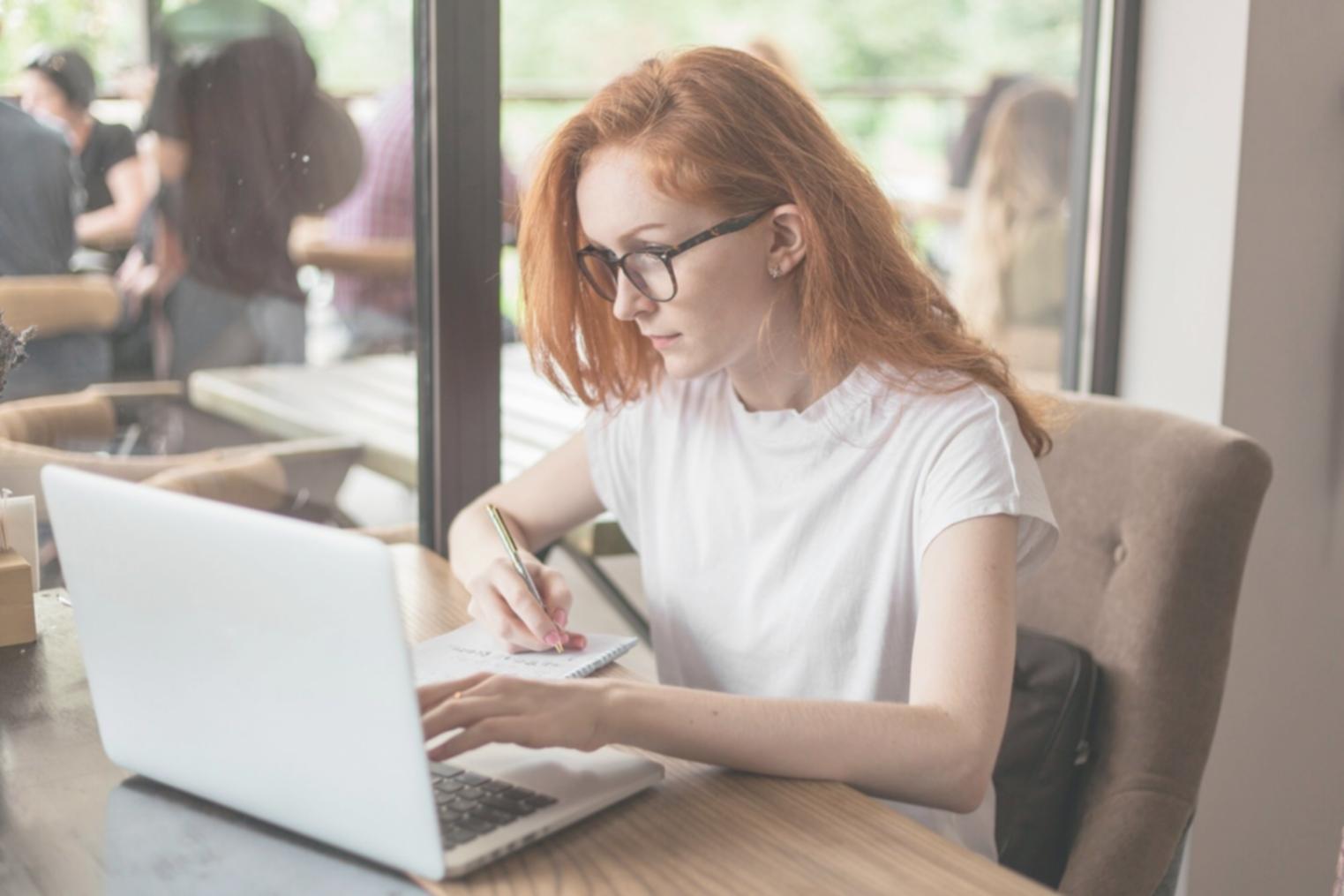 Profesional analizando datos financieros en entorno corporativo
