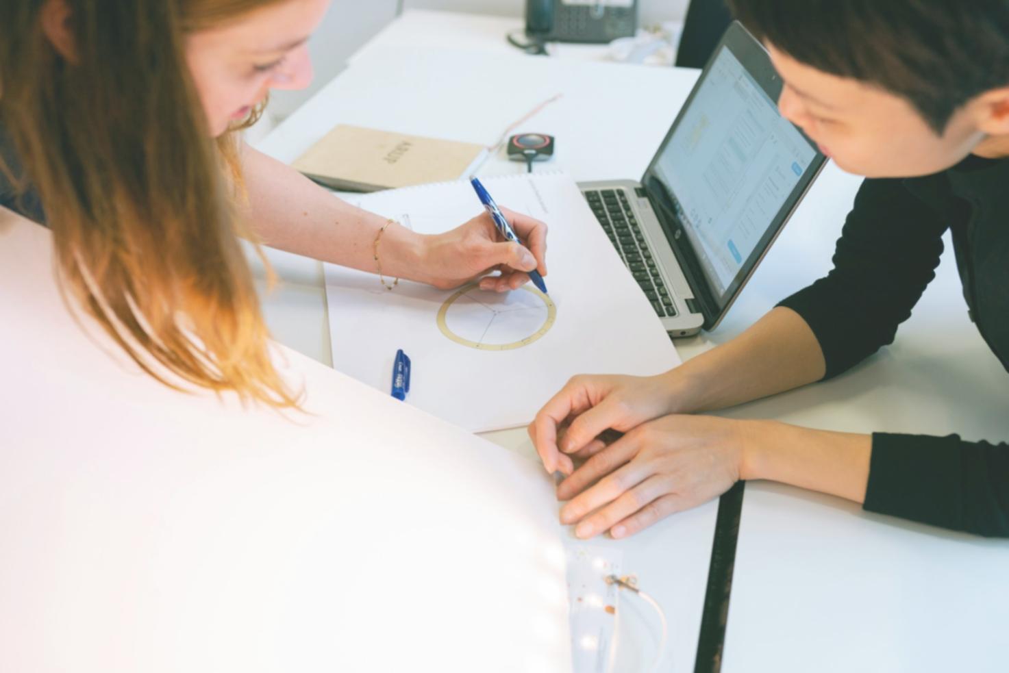 Ambiente de trabajo profesional con análisis financiero